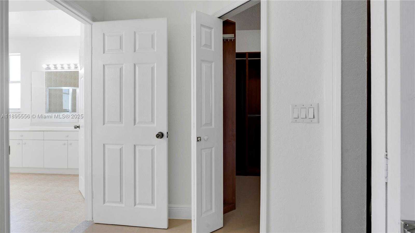 Small Image of 17994 NORTH WEST 87TH PL, Hialeah Number 34