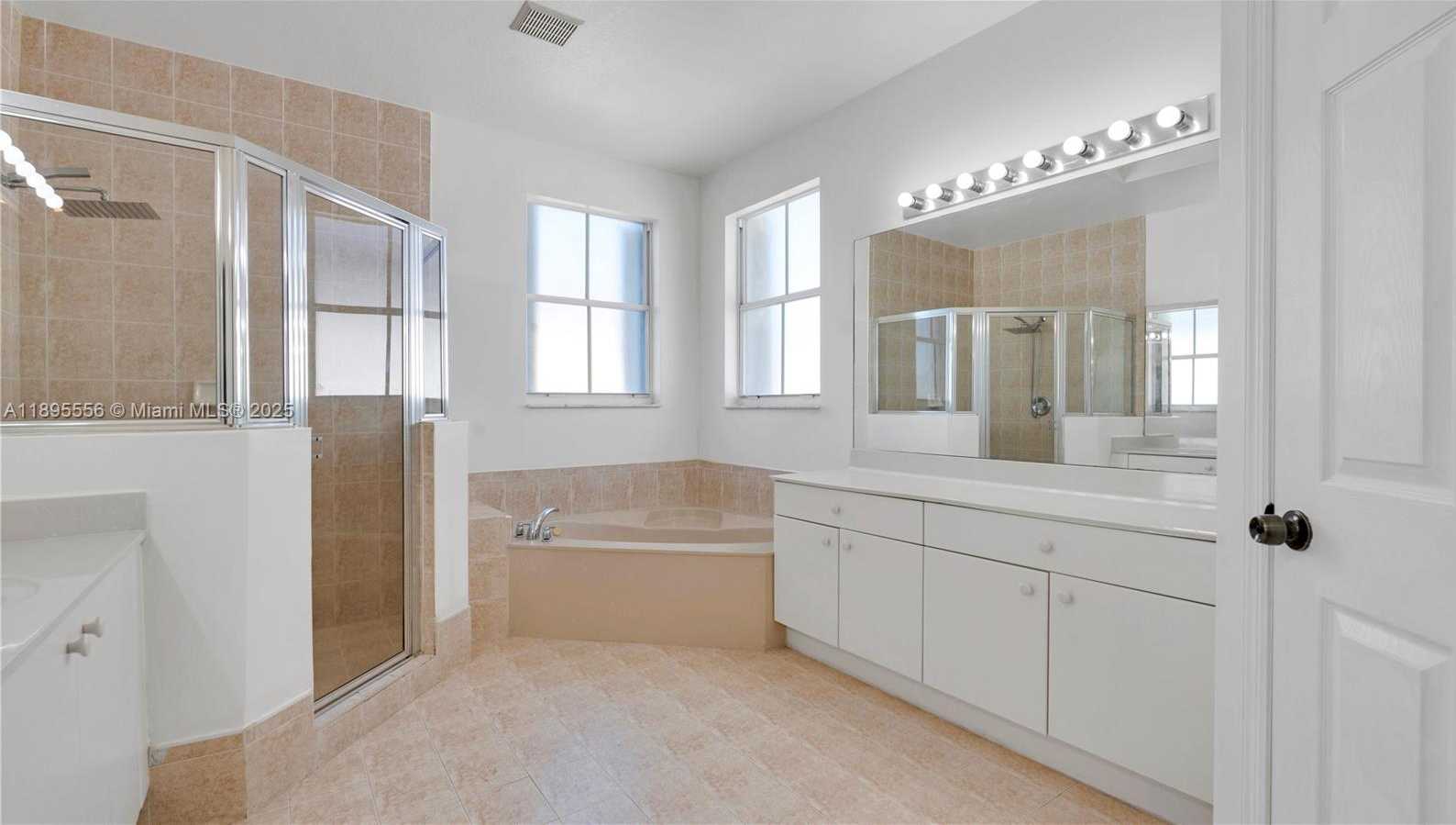 Small Image of 17994 NORTH WEST 87TH PL, Hialeah Number 38