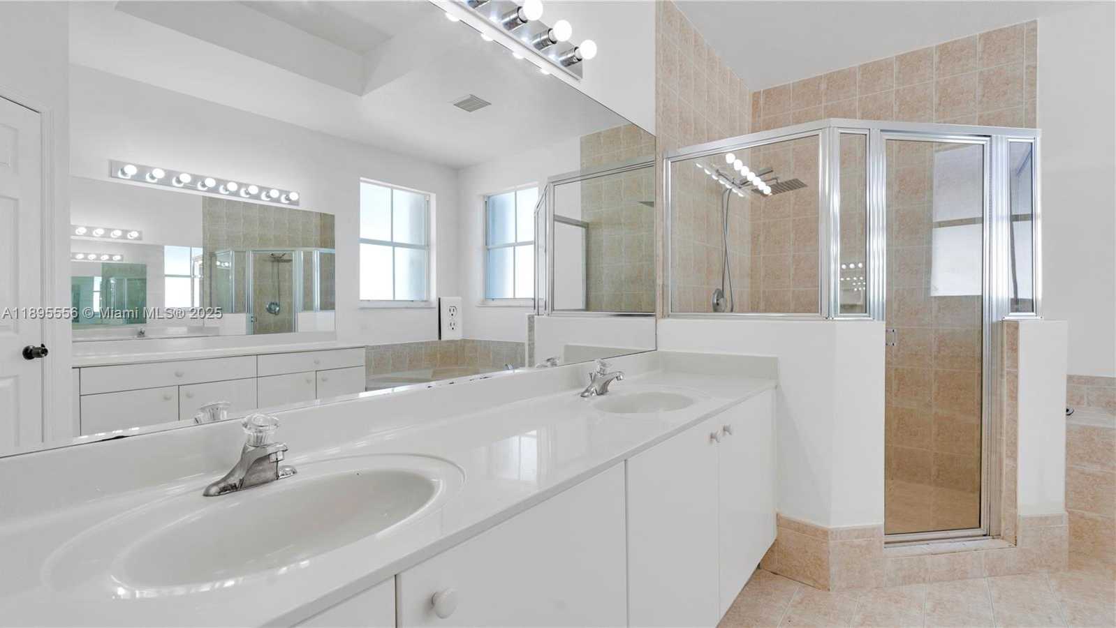 Small Image of 17994 NORTH WEST 87TH PL, Hialeah Number 39