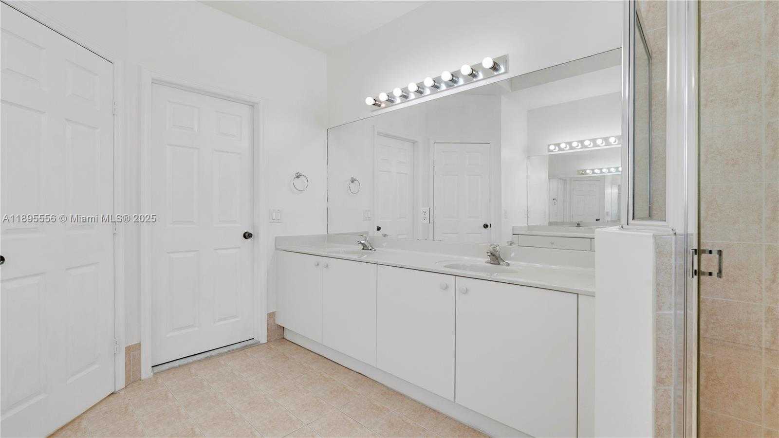 Small Image of 17994 NORTH WEST 87TH PL, Hialeah Number 41