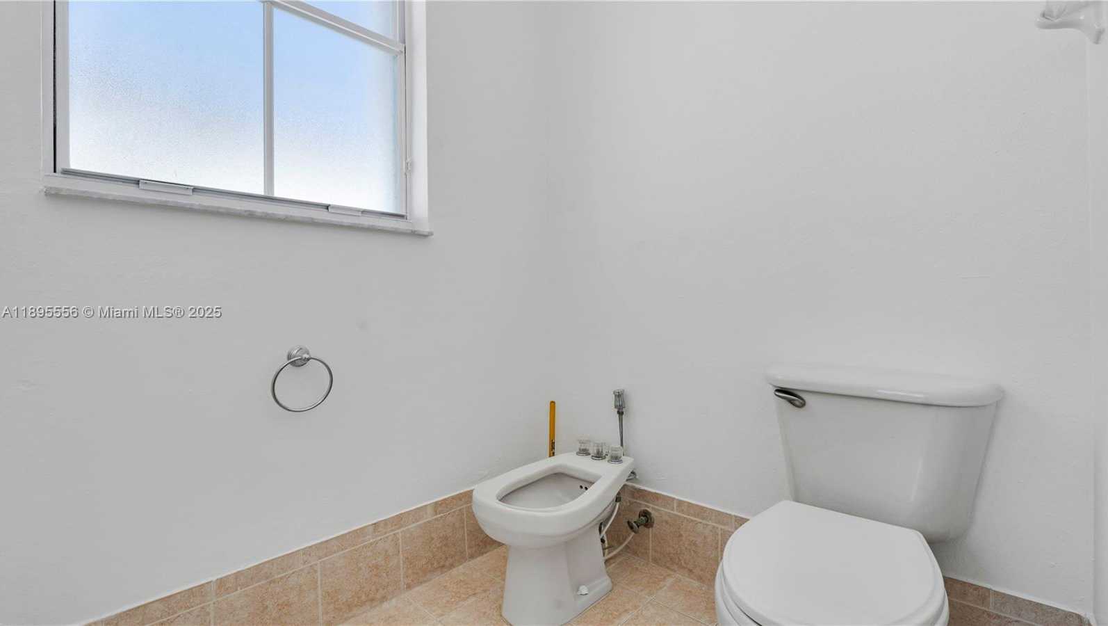 Small Image of 17994 NORTH WEST 87TH PL, Hialeah Number 42
