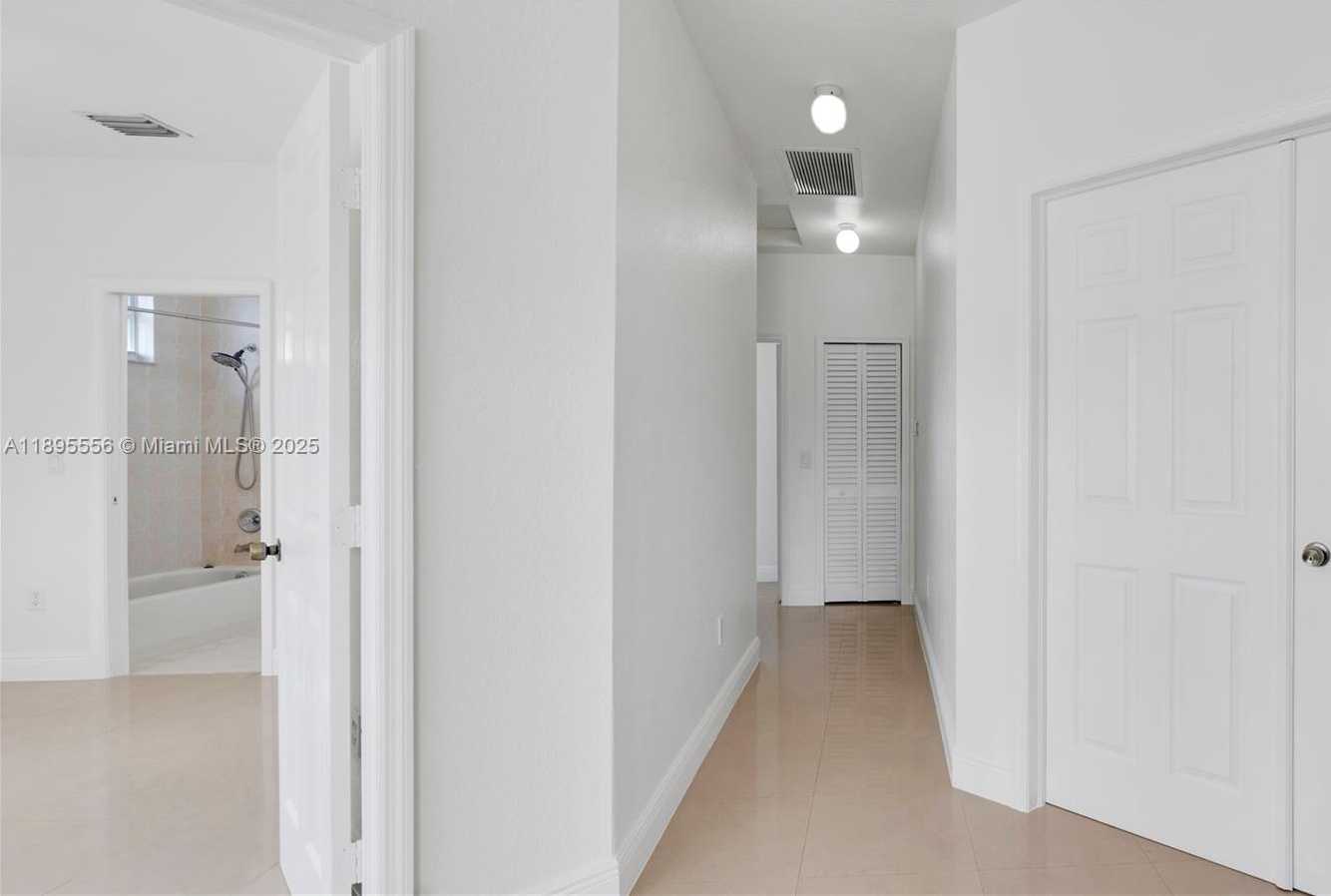 Small Image of 17994 NORTH WEST 87TH PL, Hialeah Number 44