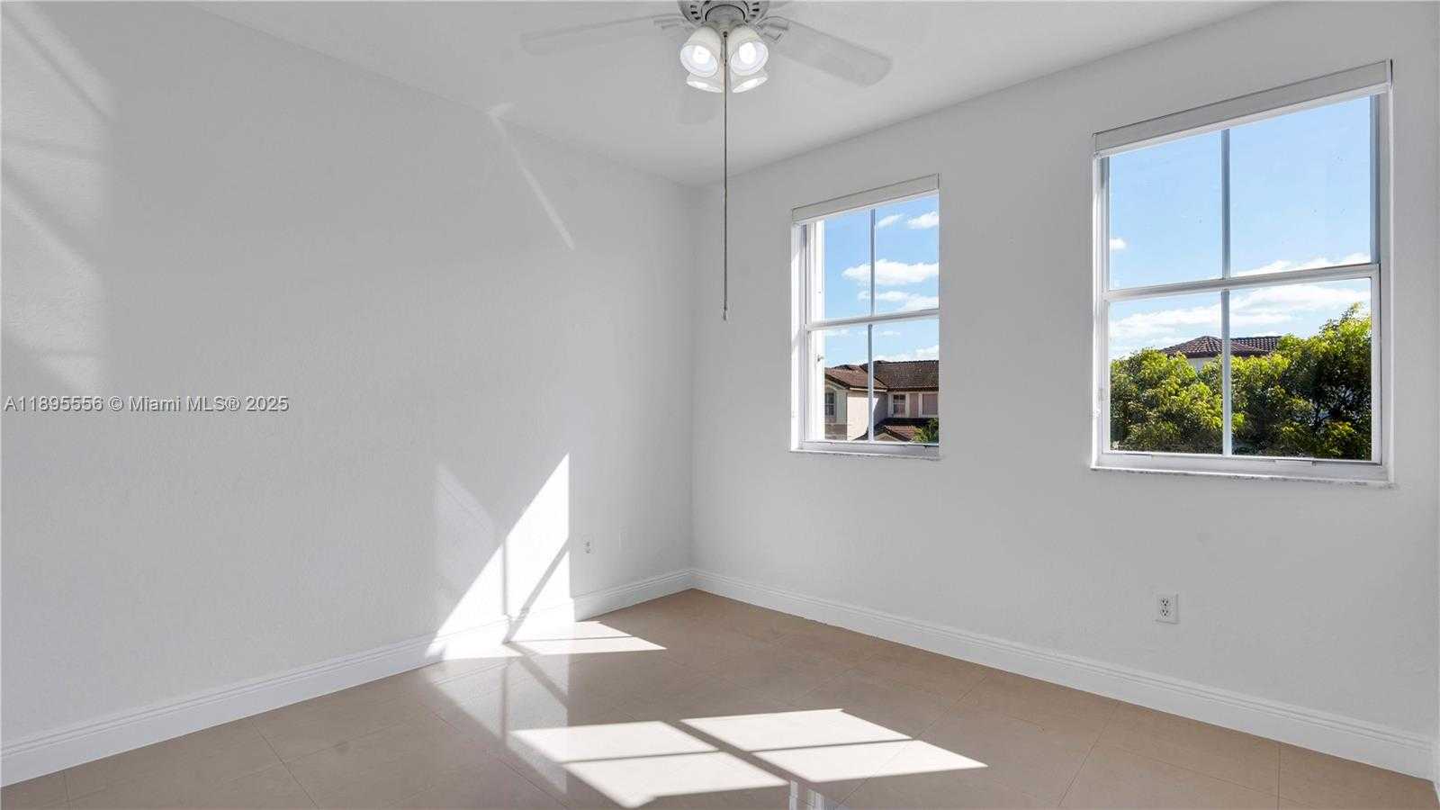 Small Image of 17994 NORTH WEST 87TH PL, Hialeah Number 54