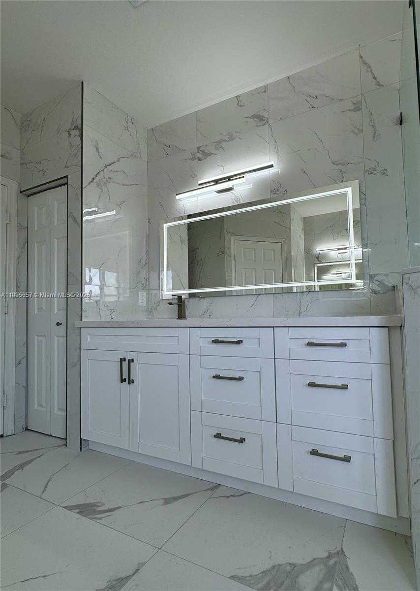 Small Image of 15813 SOUTH WEST 140TH ST, Miami Number 10