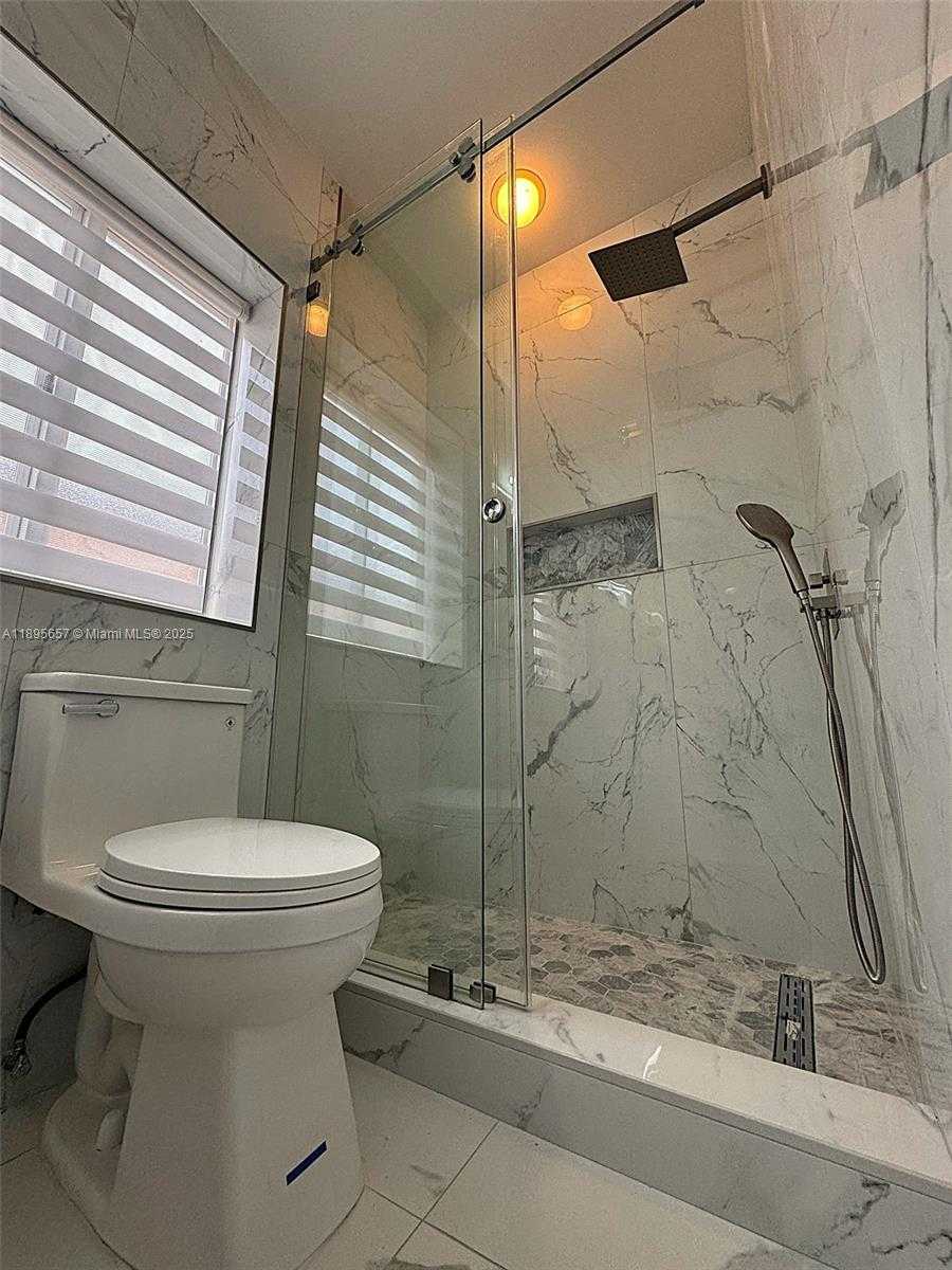 Small Image of 15813 SOUTH WEST 140TH ST, Miami Number 12