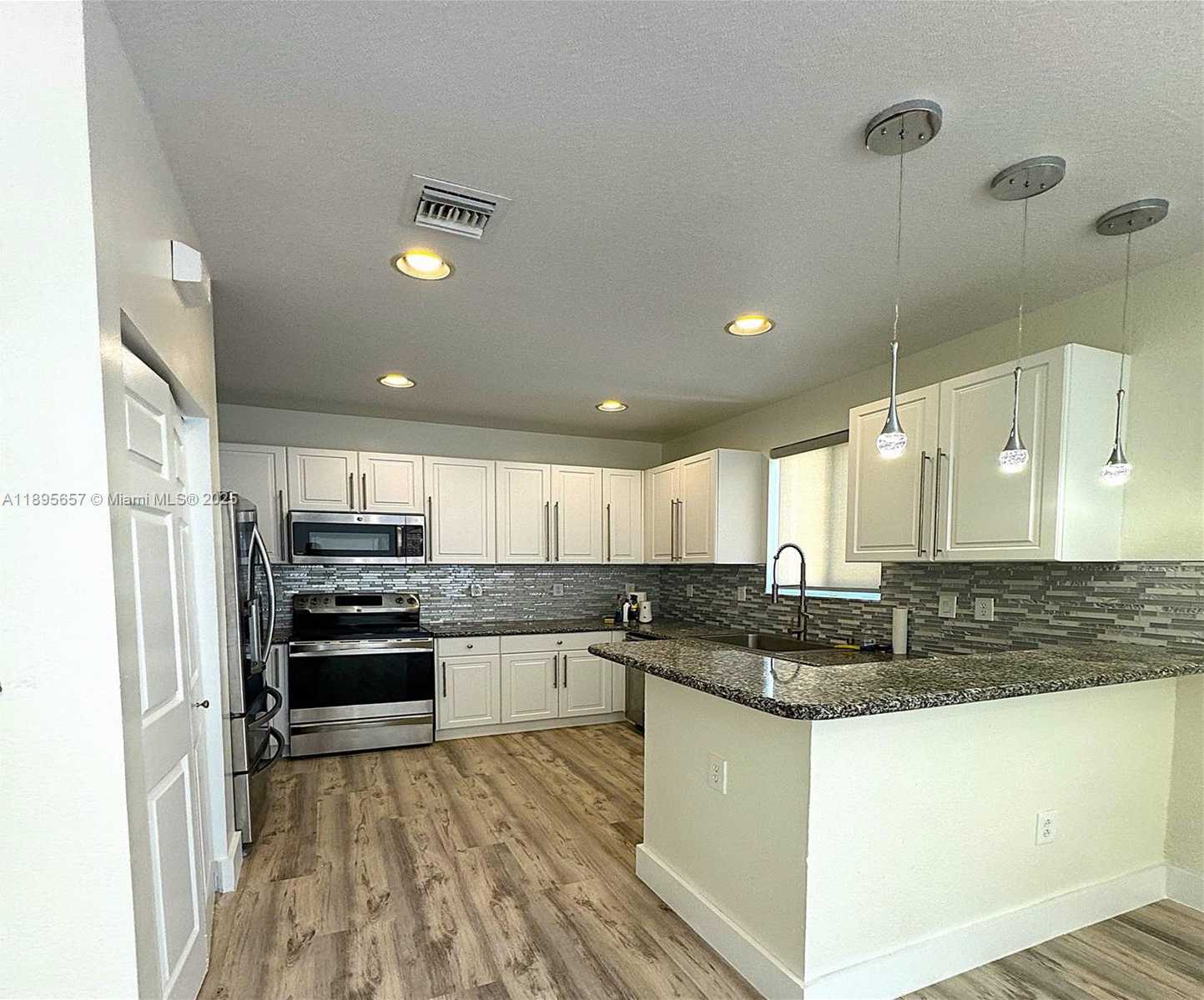 Small Image of 15813 SOUTH WEST 140TH ST, Miami Number 14
