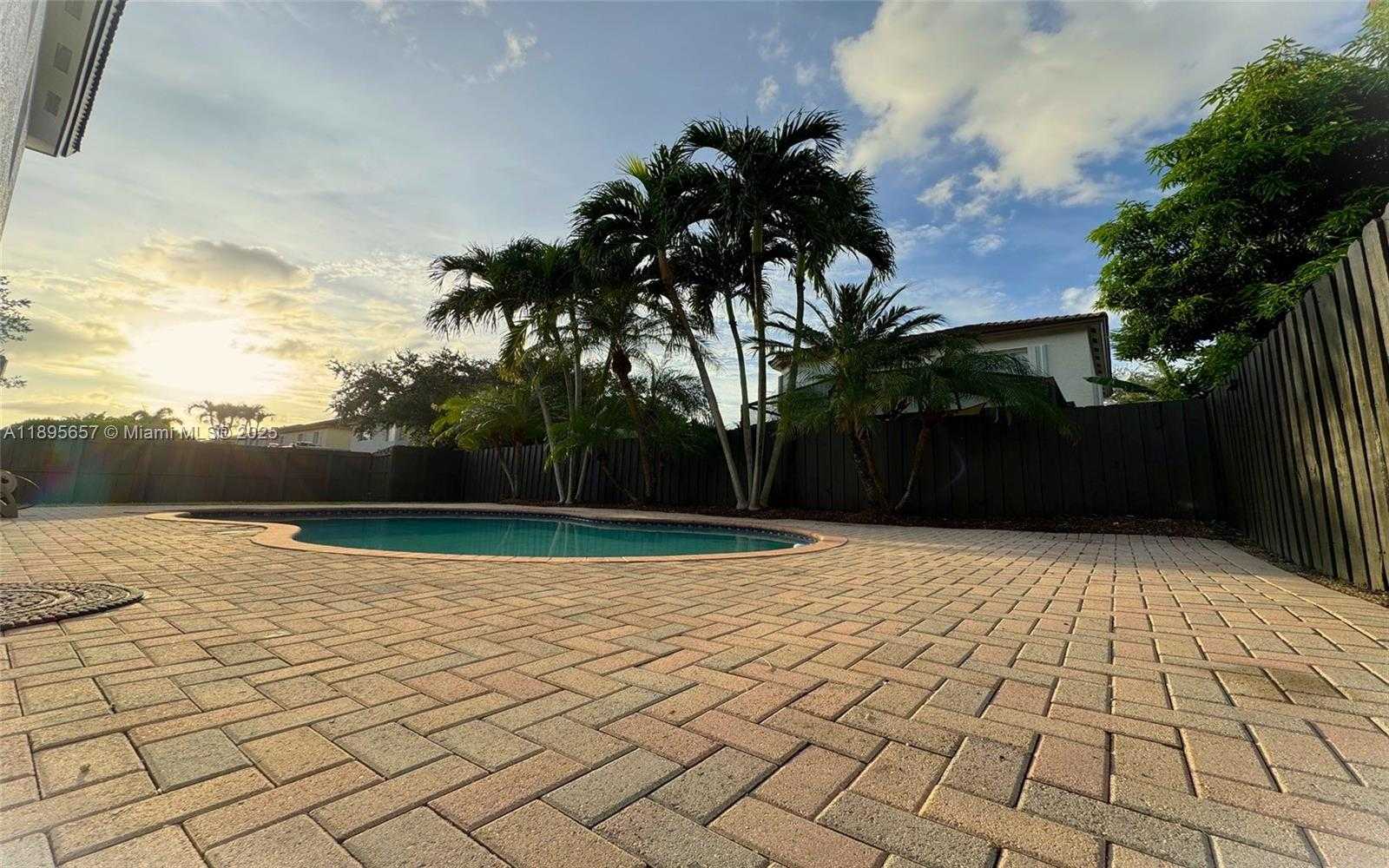 Small Image of 15813 SOUTH WEST 140TH ST, Miami Number 4