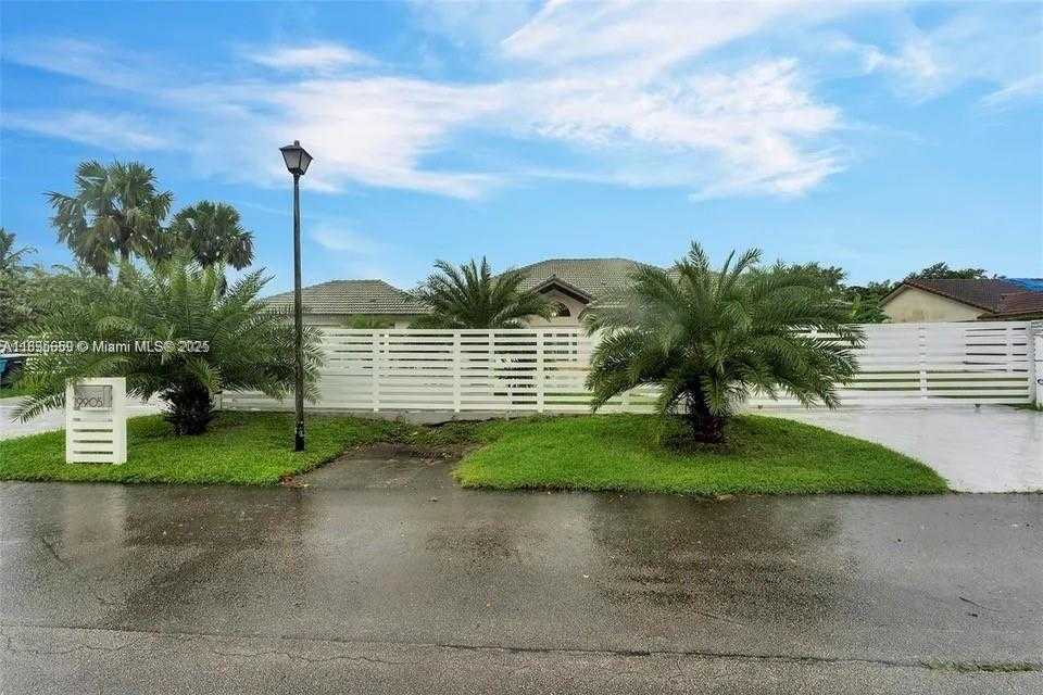 Small Image of 19905 SOUTH WEST 135TH AVE, Miami Number 2