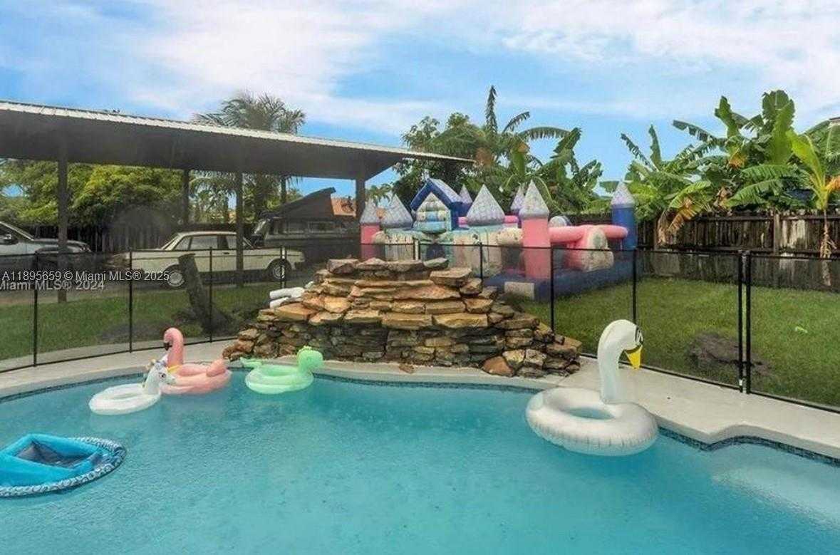 Small Image of 19905 SOUTH WEST 135TH AVE, Miami Number 29