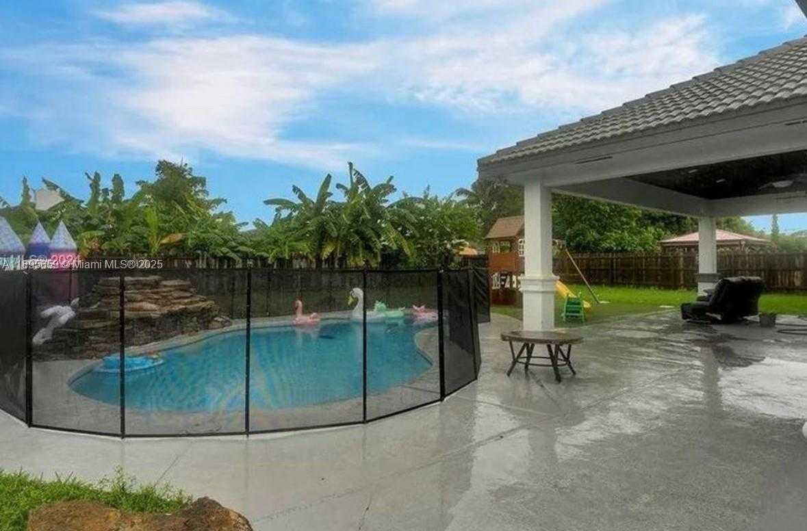 Small Image of 19905 SOUTH WEST 135TH AVE, Miami Number 30