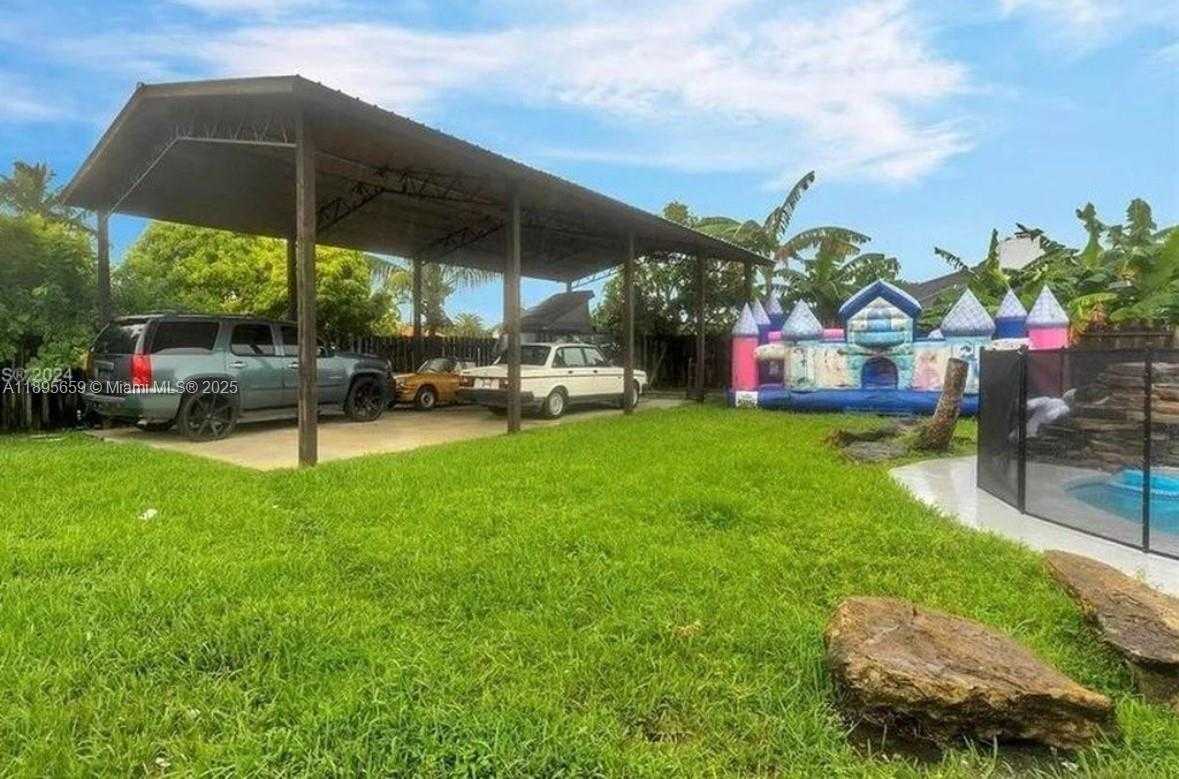Small Image of 19905 SOUTH WEST 135TH AVE, Miami Number 31