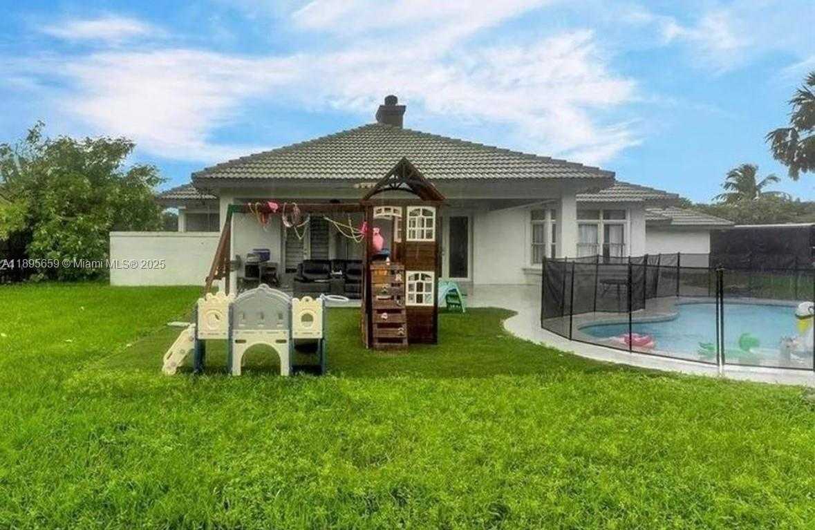 Small Image of 19905 SOUTH WEST 135TH AVE, Miami Number 33