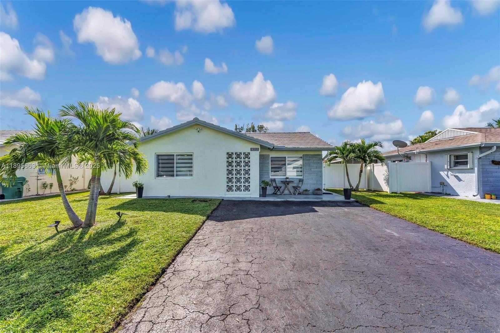 Small Image of 9212 NORTH WEST 81ST PL, Tamarac Number 15