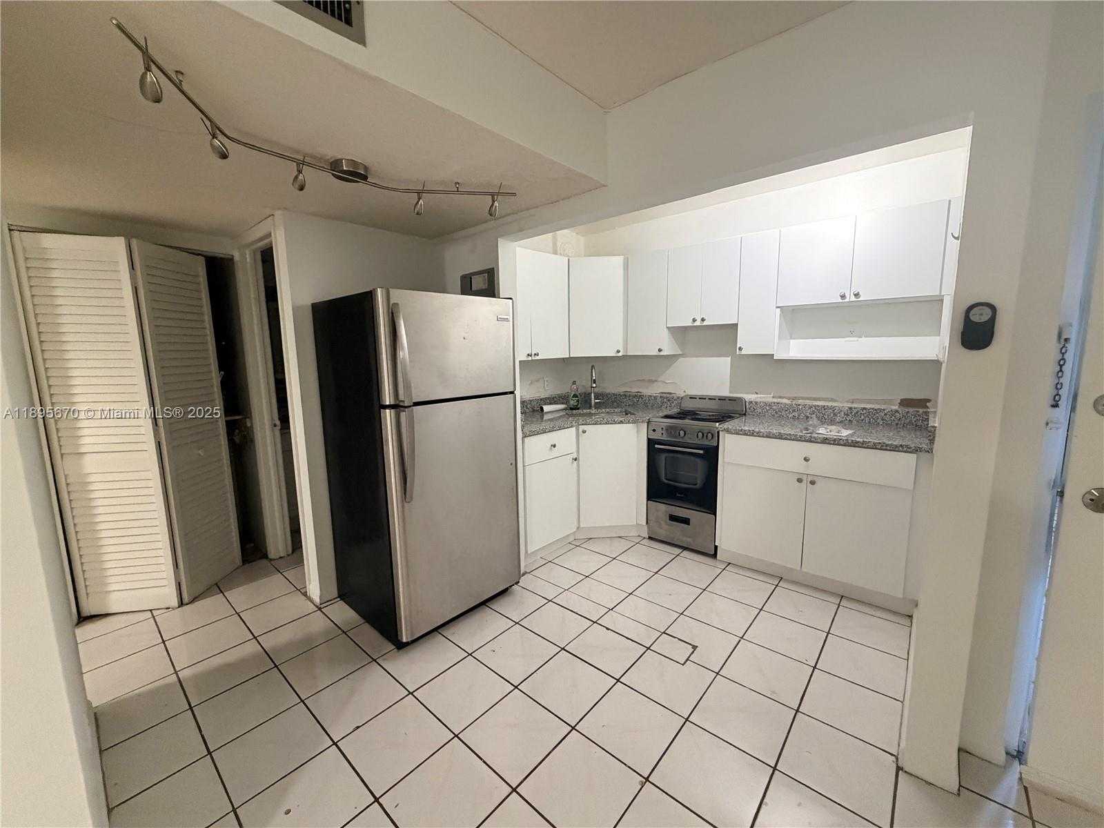 Small Image of 899 WEST AVE #4D, Miami Beach Number 2