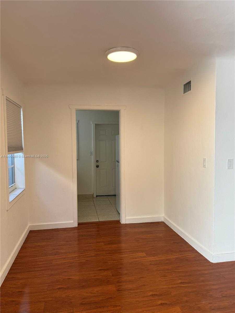 Small Image of 2101 BAY DR #3, Miami Beach Number 12
