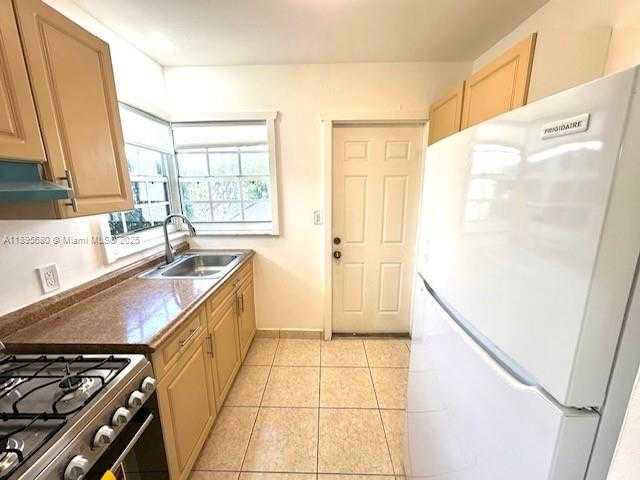 Small Image of 2101 BAY DR #3, Miami Beach Number 13