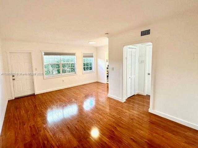 Small Image of 2101 BAY DR #3, Miami Beach Number 3