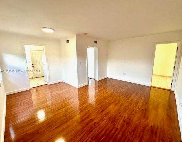 Small Image of 2101 BAY DR #3, Miami Beach Number 4