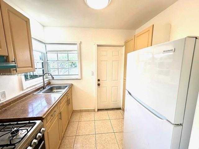 Small Image of 2101 BAY DR #3, Miami Beach Number 5
