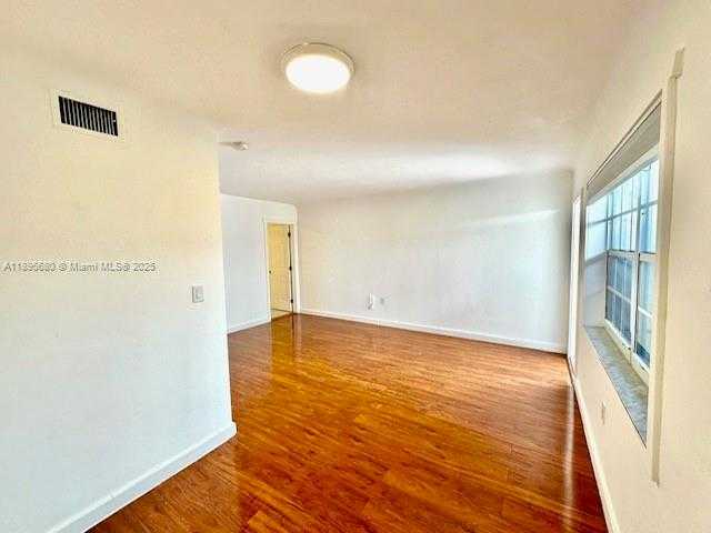 Small Image of 2101 BAY DR #3, Miami Beach Number 6