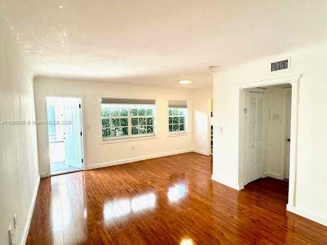 Small Image of 2101 BAY DR #3, Miami Beach Number 9