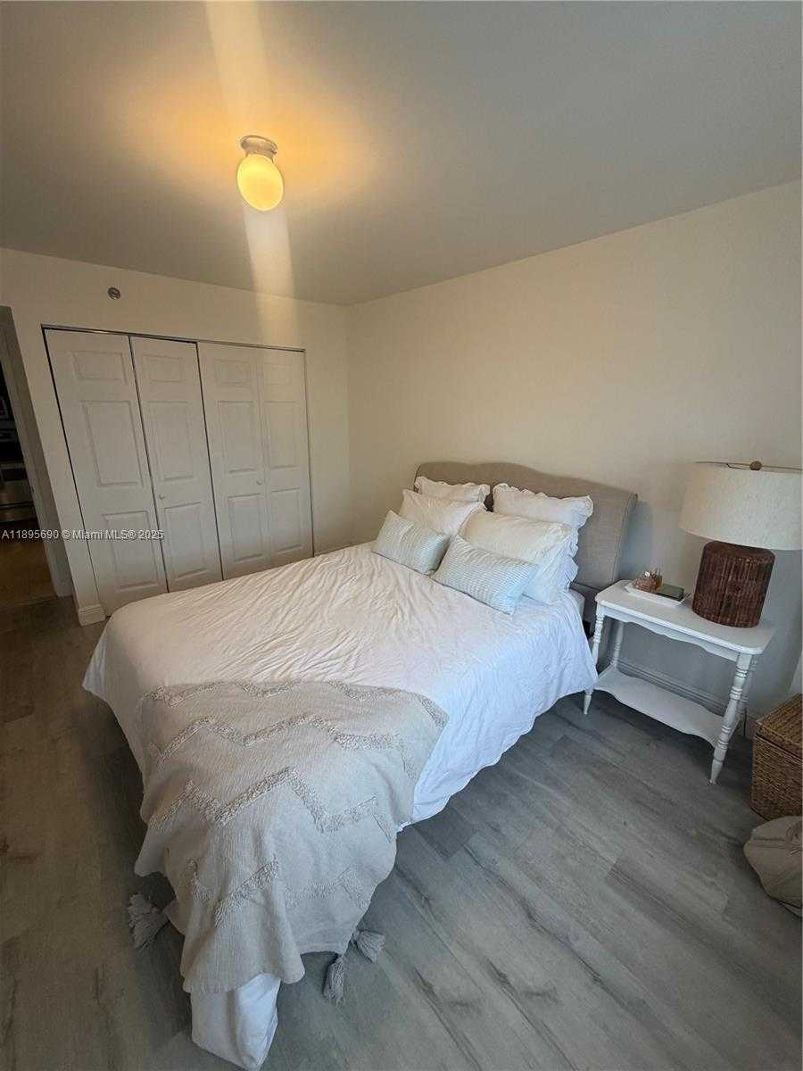 Small Image of 770 CLAUGHTON ISLAND DR #1510, Miami Number 12