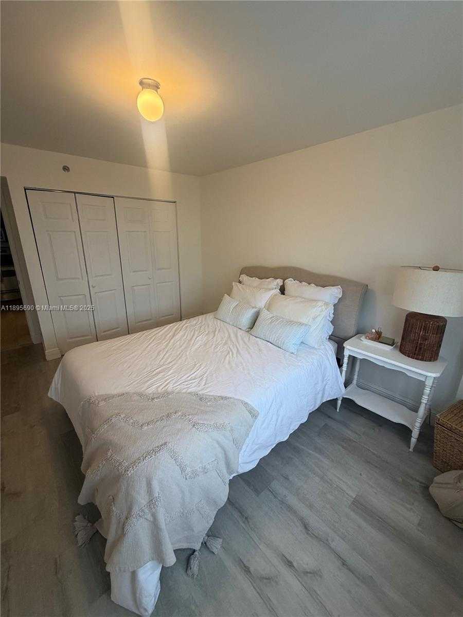 Small Image of 770 CLAUGHTON ISLAND DR #1510, Miami Number 4
