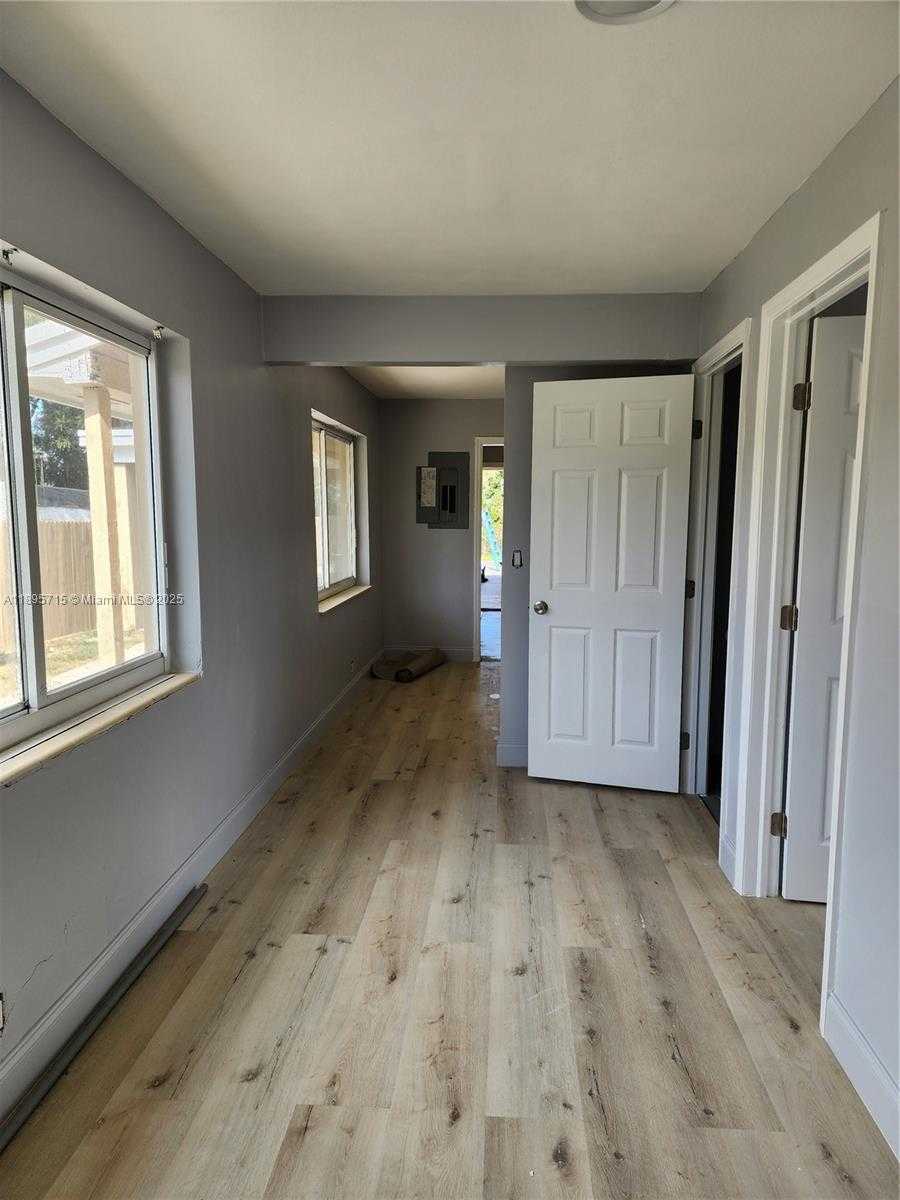 Small Image of 1115 9TH ST #a, West Palm Beach Number 3