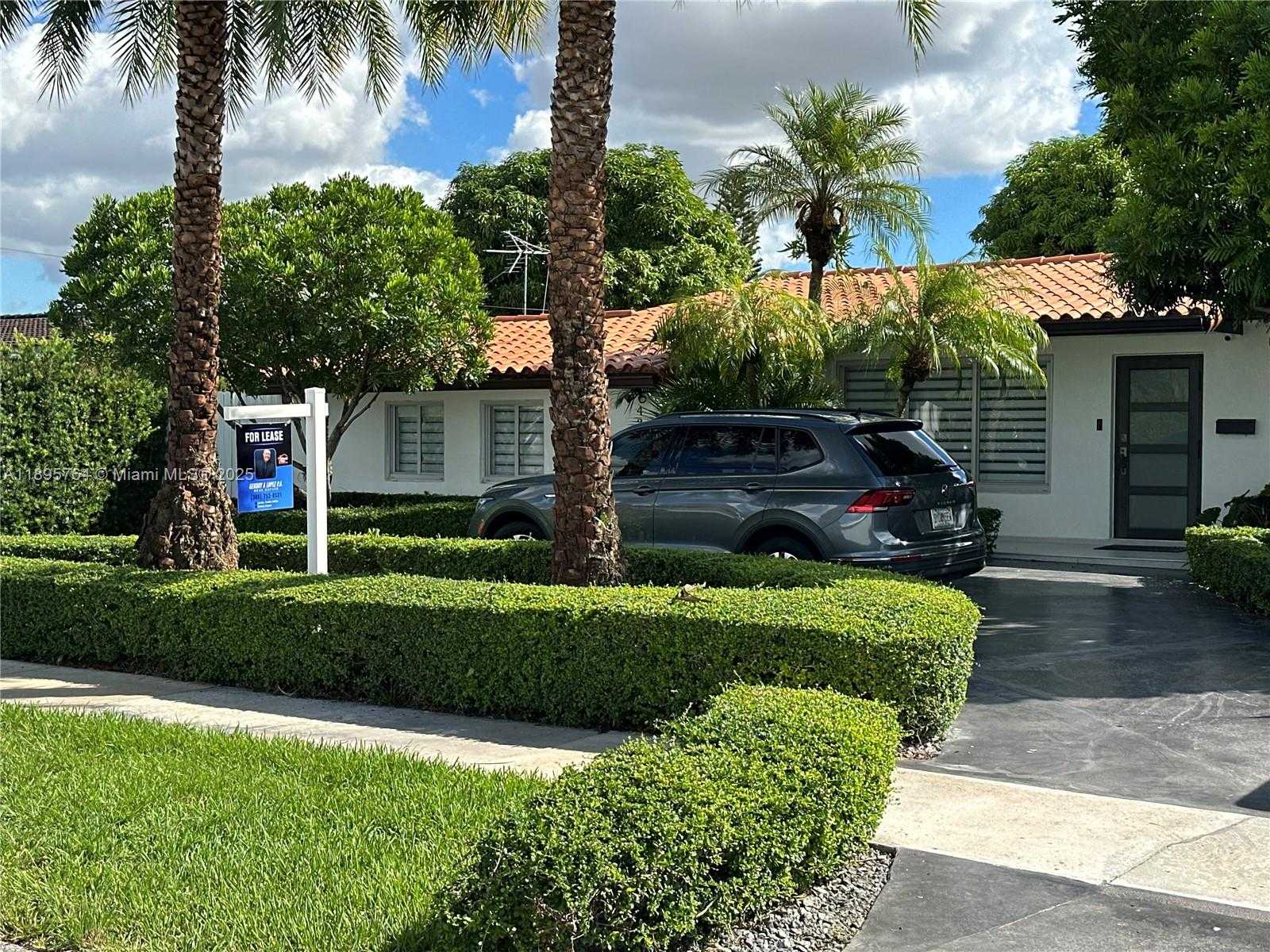 Small Image of 4311 SOUTH WEST 104TH CT, Miami Number 2
