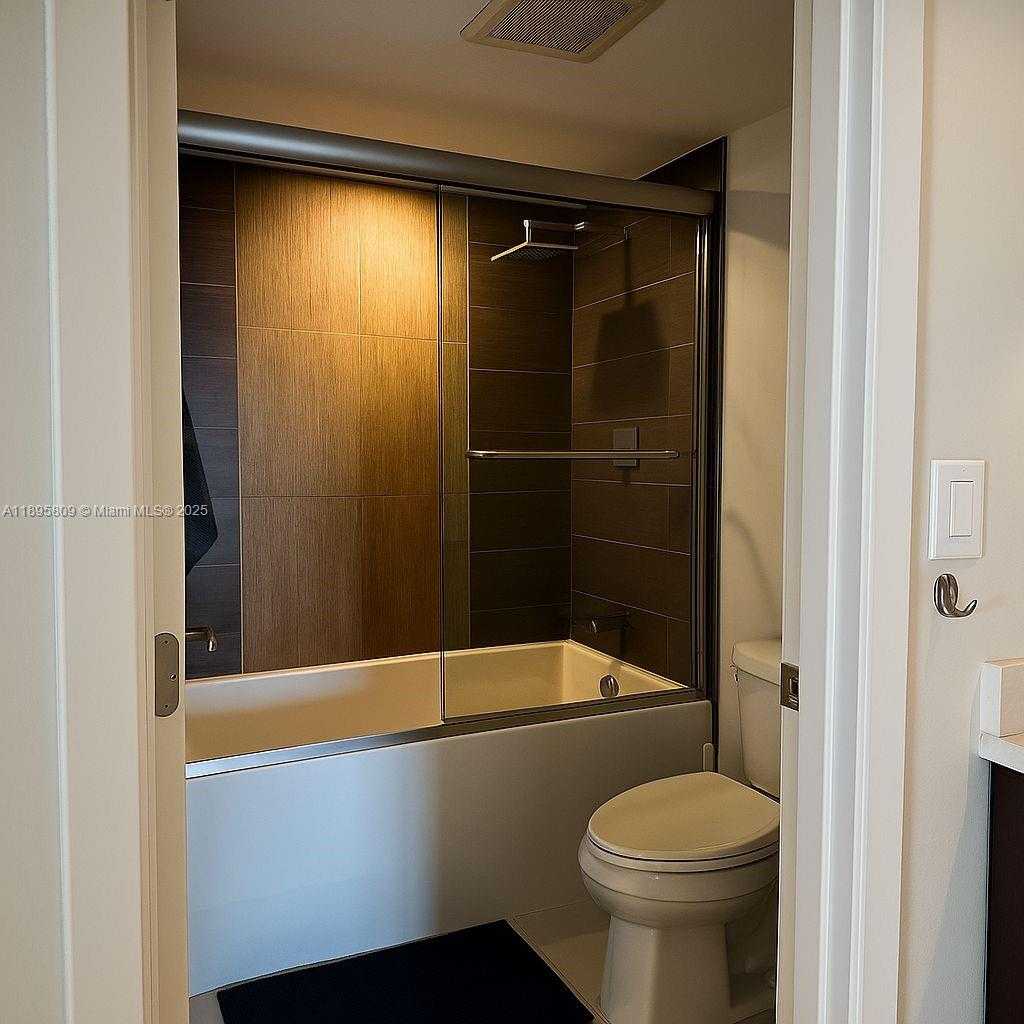 Small Image of 100 BAYVIEW DR #1026, Sunny Isles Beach Number 14