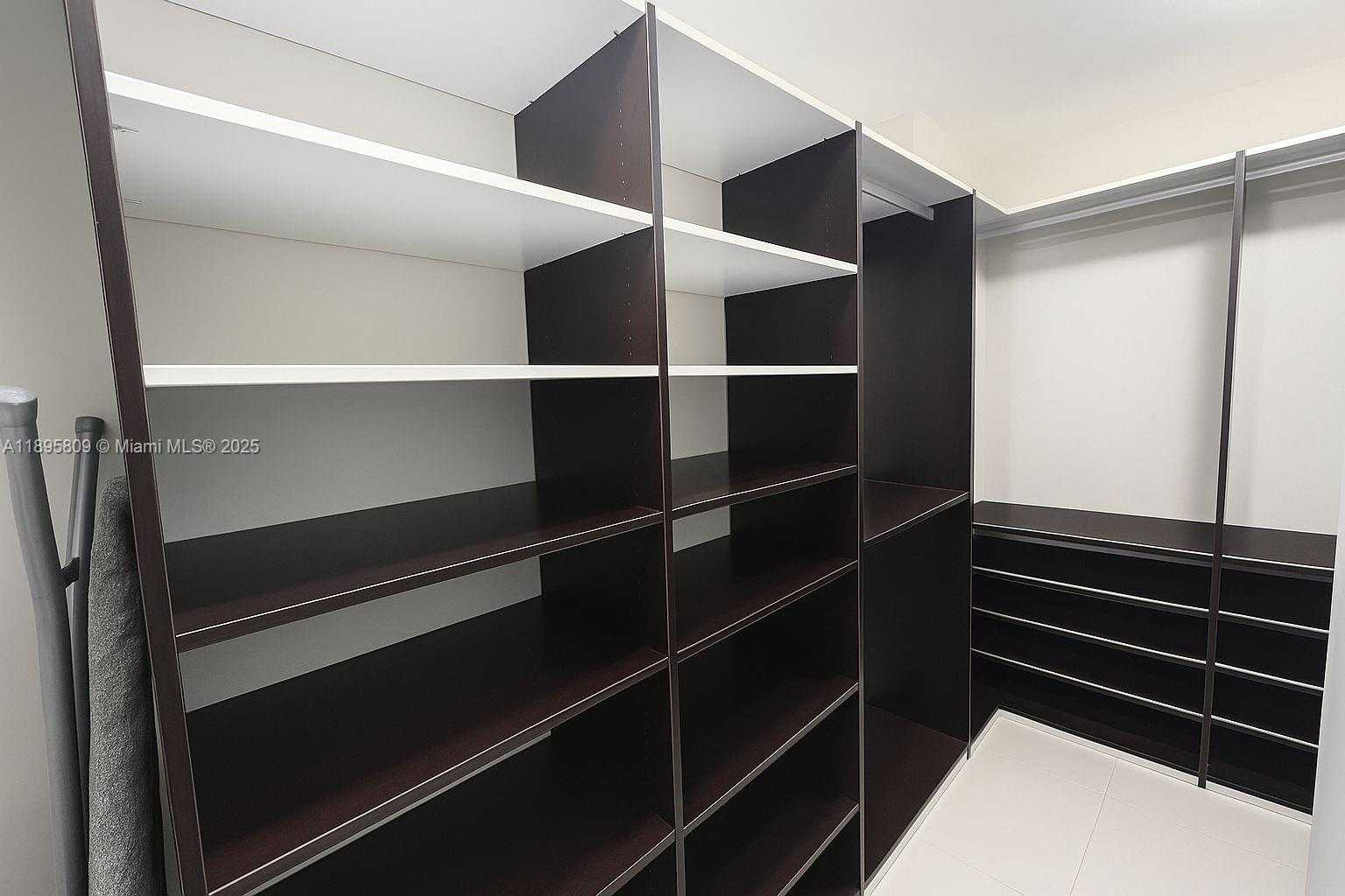 Small Image of 100 BAYVIEW DR #1026, Sunny Isles Beach Number 15