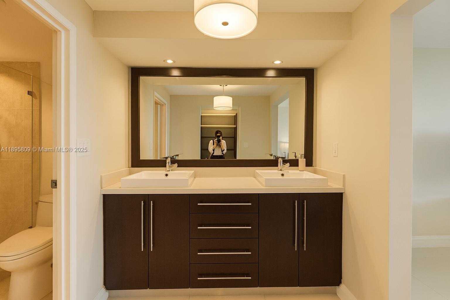 Small Image of 100 BAYVIEW DR #1026, Sunny Isles Beach Number 16