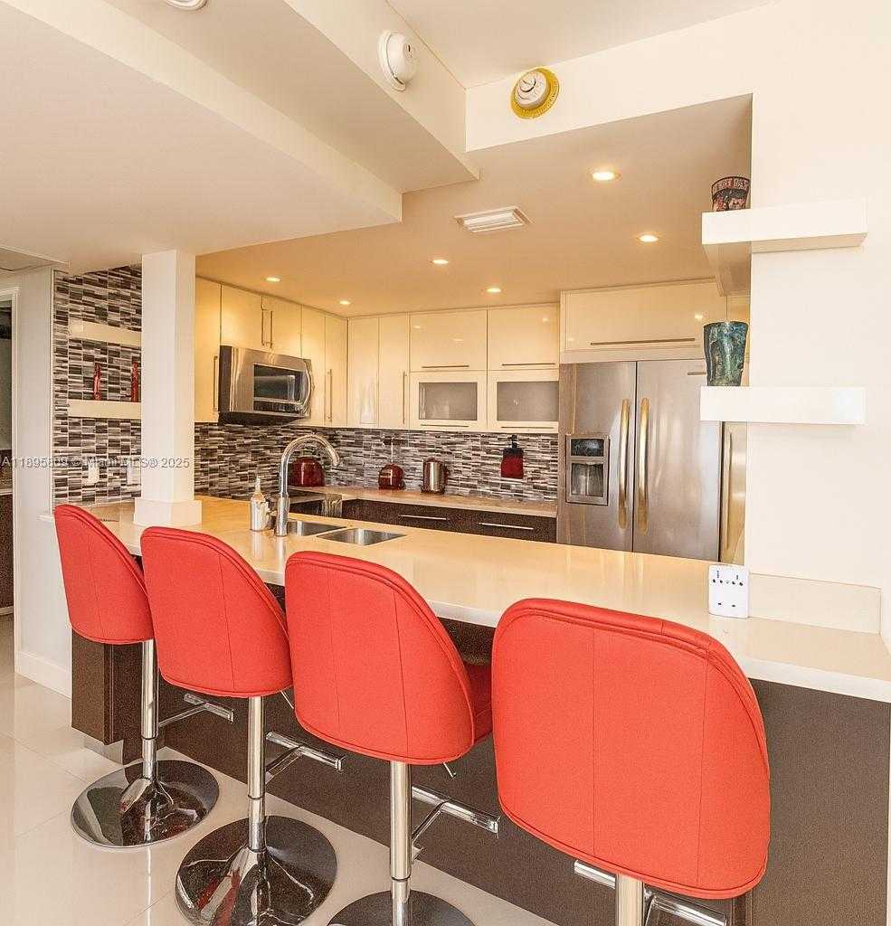 Small Image of 100 BAYVIEW DR #1026, Sunny Isles Beach Number 5