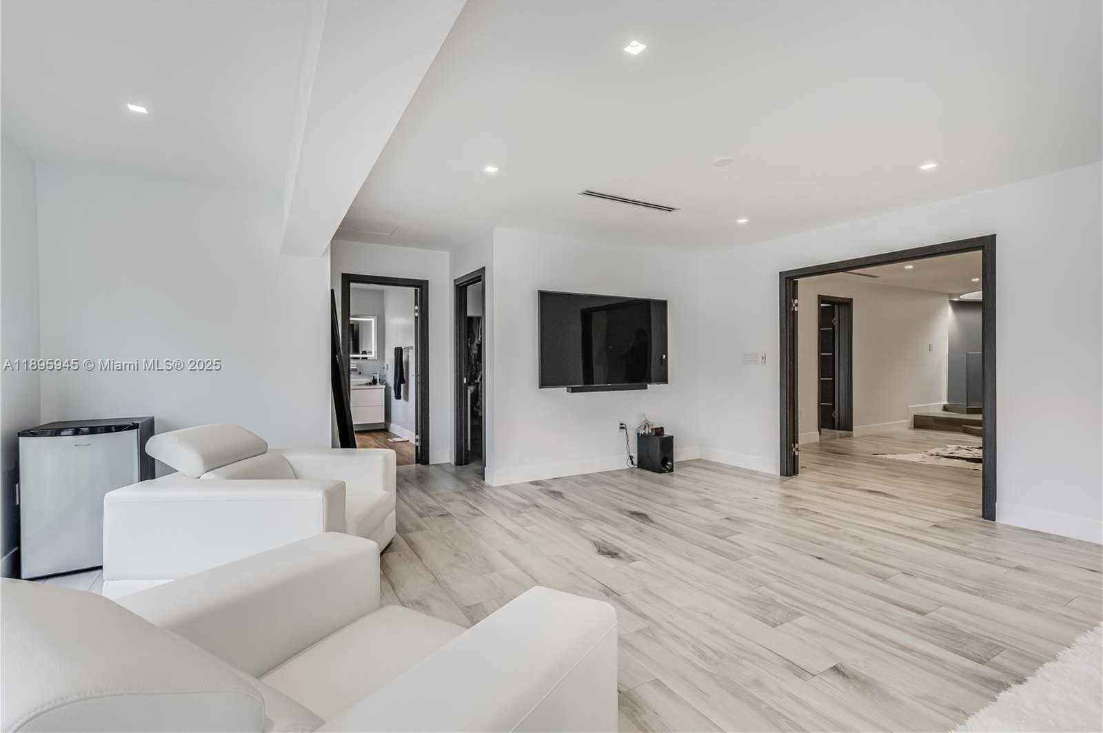 Small Image of 11531 SOUTH WEST 93RD ST, Miami Number 8