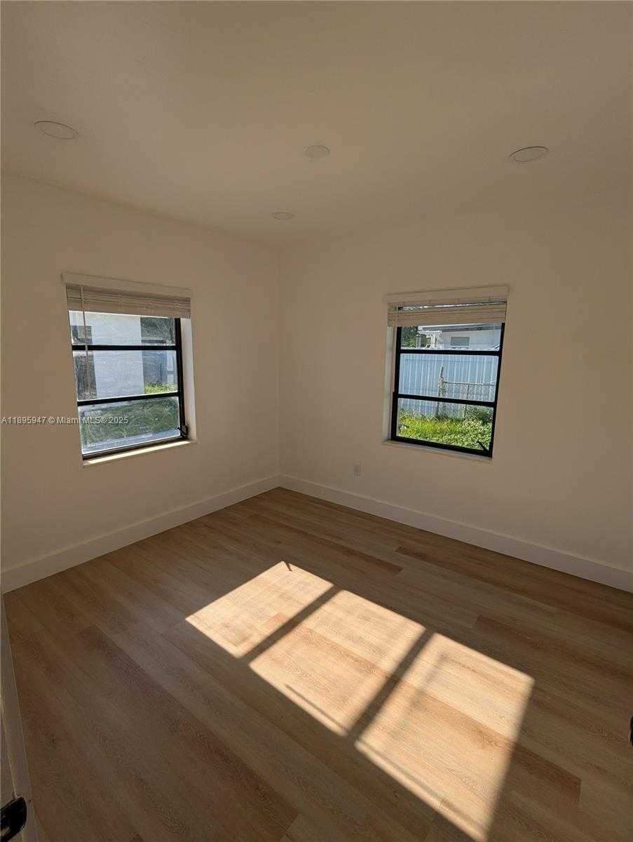Small Image of 14321 BOGGS DR #01, Miami Number 10