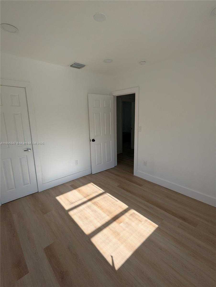 Small Image of 14321 BOGGS DR #01, Miami Number 11