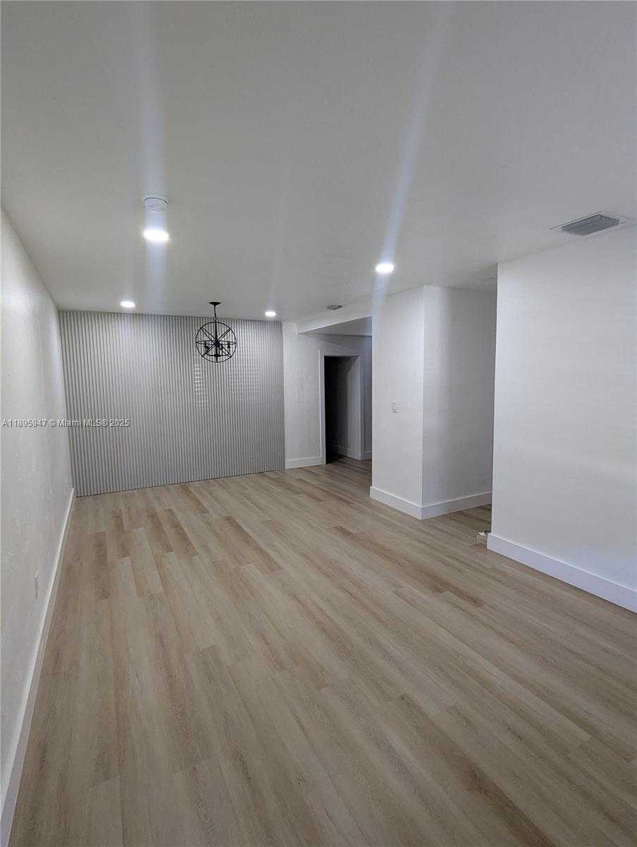 Small Image of 14321 BOGGS DR #01, Miami Number 5