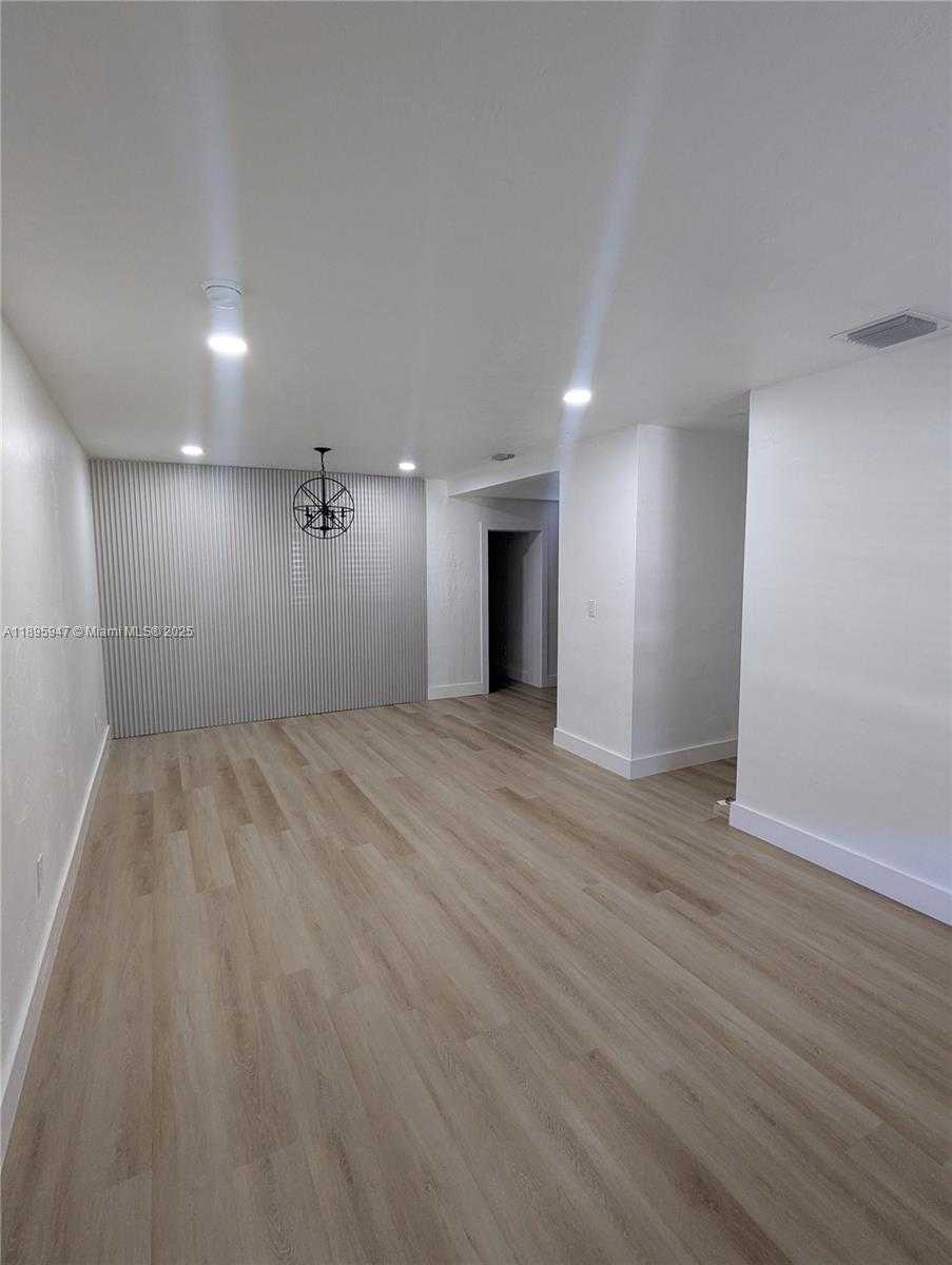 Small Image of 14321 BOGGS DR #01, Miami Number 6
