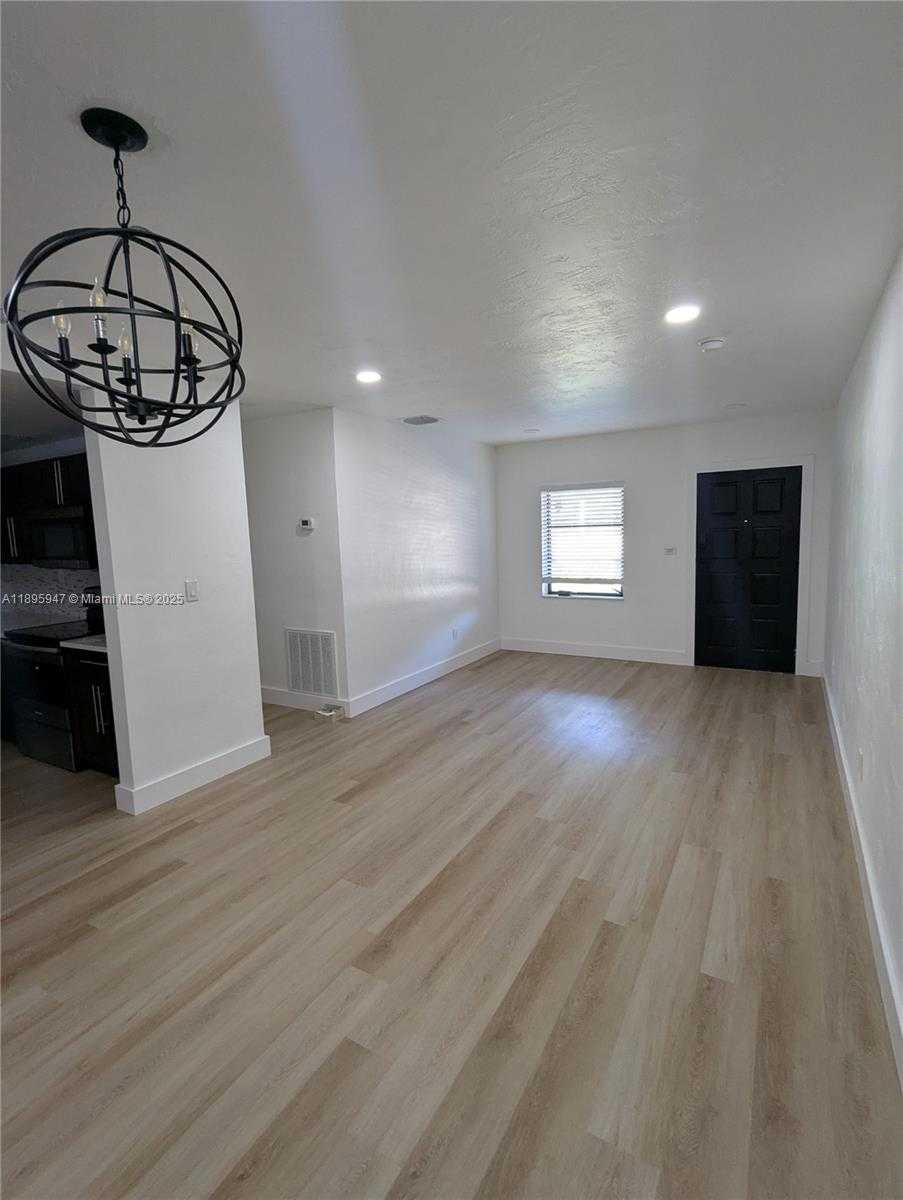 Small Image of 14321 BOGGS DR #01, Miami Number 7