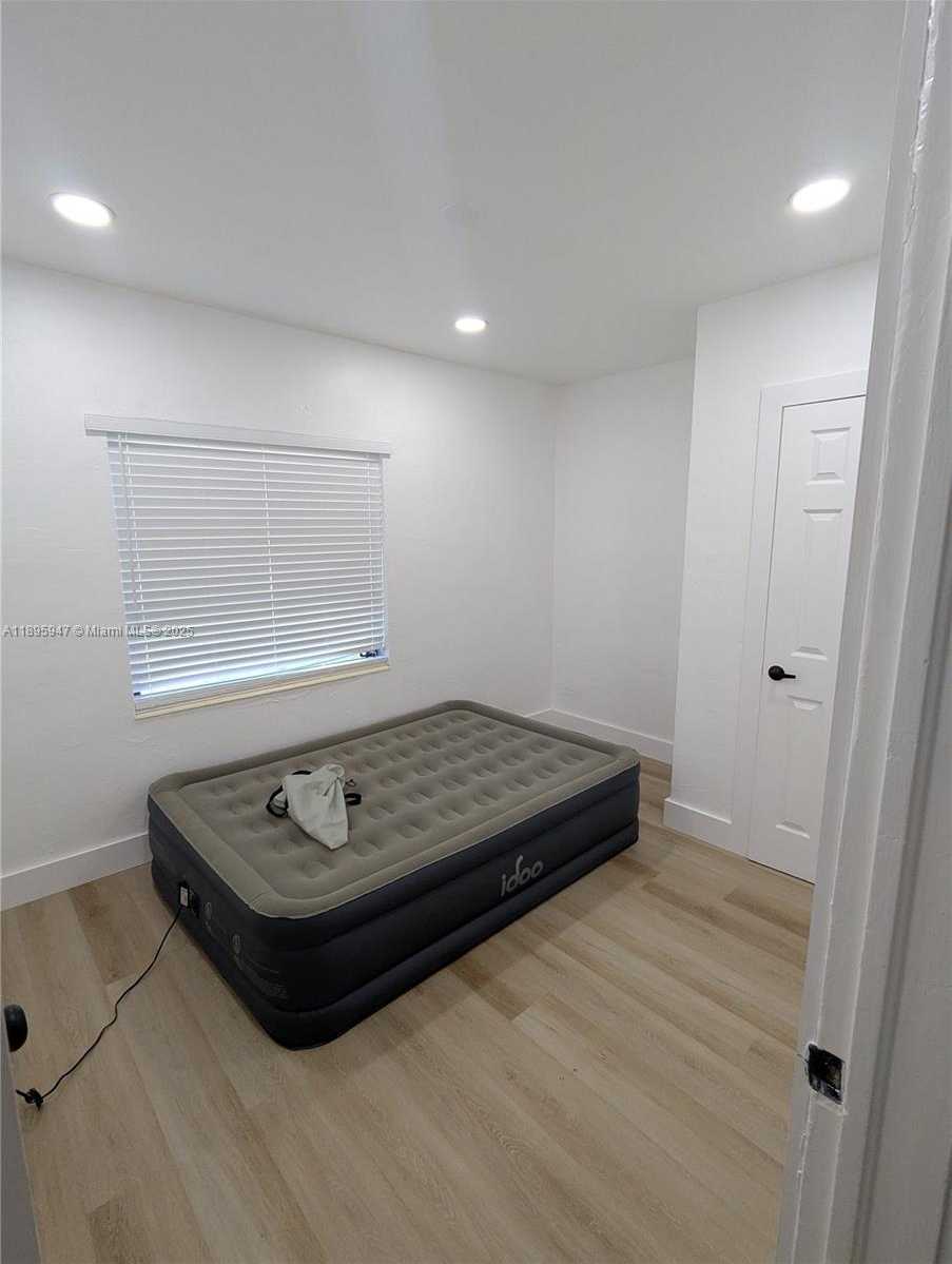 Small Image of 14321 BOGGS DR #01, Miami Number 8