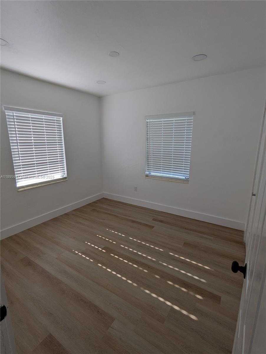 Small Image of 14321 BOGGS DR #01, Miami Number 9