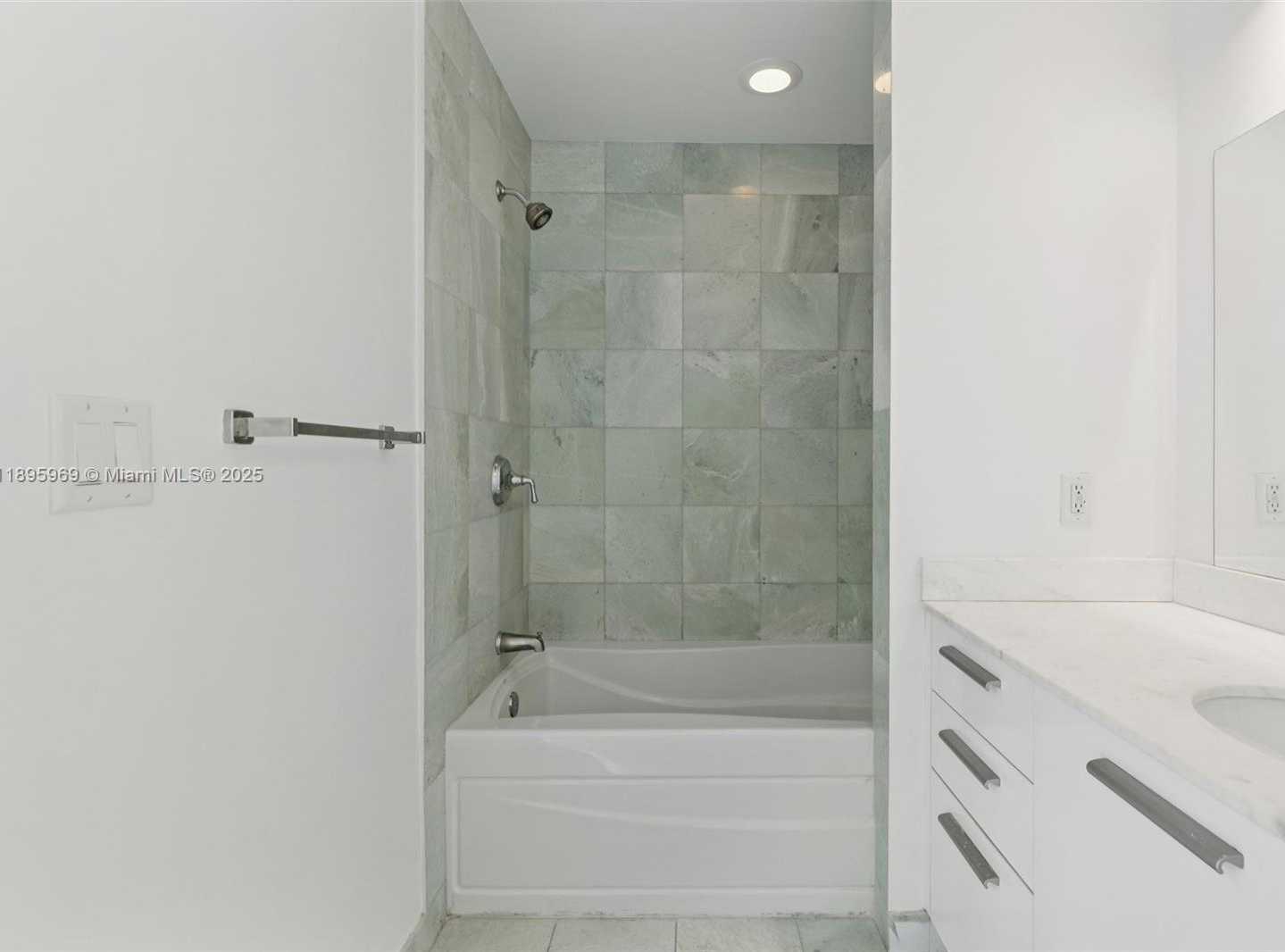 Small Image of 1060 BRICKELL AVE #2607, Miami Number 18