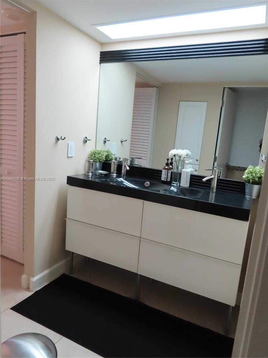 Small Image of 5701 COLLINS AVE #419, Miami Beach Number 20
