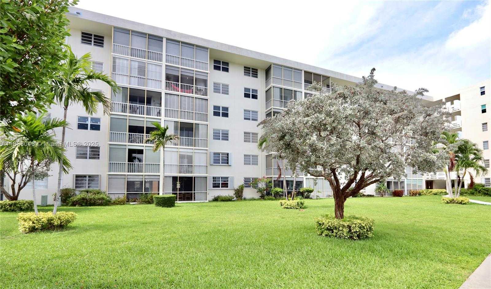 Small Image of 3020 MARCOS DR #S208, Aventura Number 34