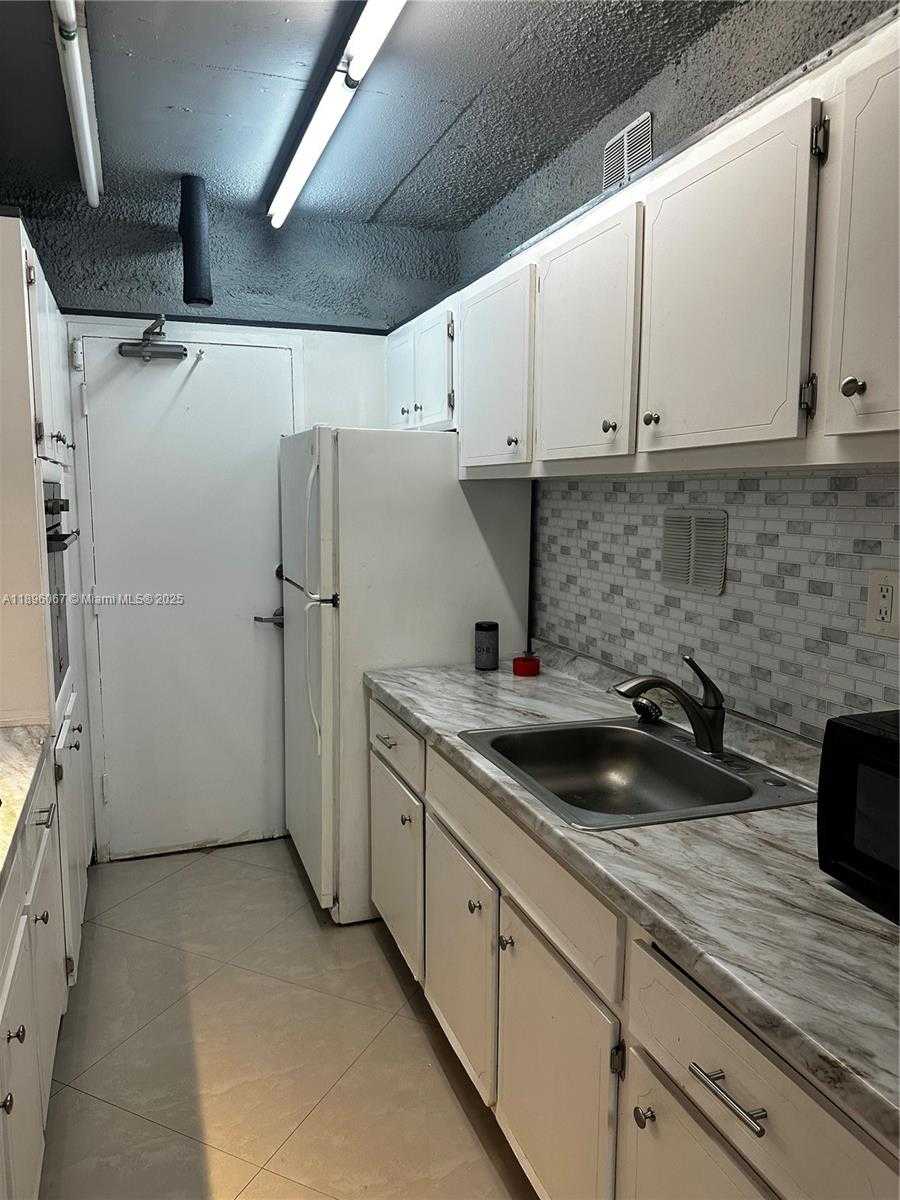 Small Image of 1200 WEST AVE #914, Miami Beach Number 18