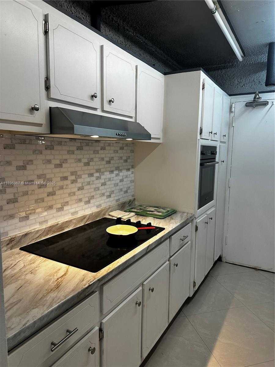 Small Image of 1200 WEST AVE #914, Miami Beach Number 21