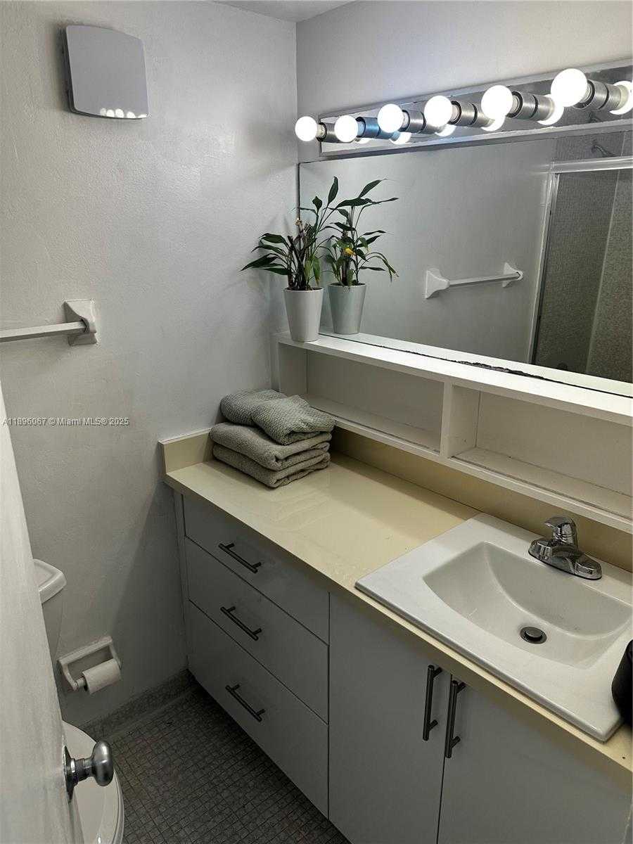 Small Image of 1200 WEST AVE #914, Miami Beach Number 23