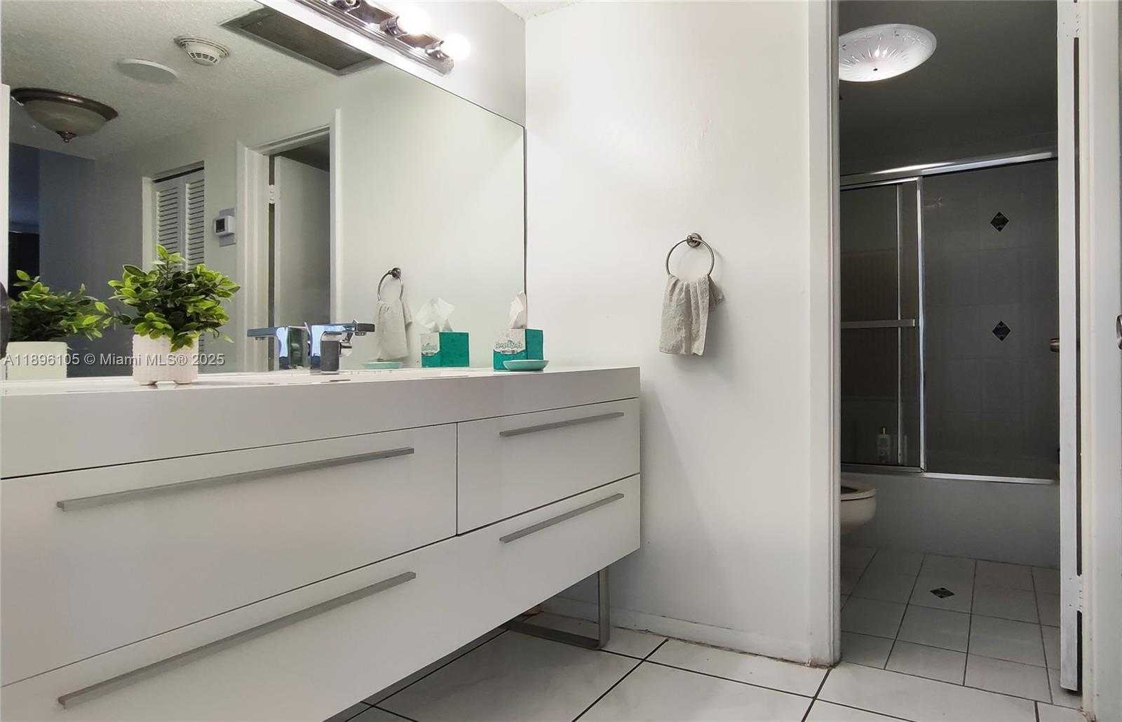 Small Image of 500 BAYVIEW DR #2127, Sunny Isles Beach Number 11