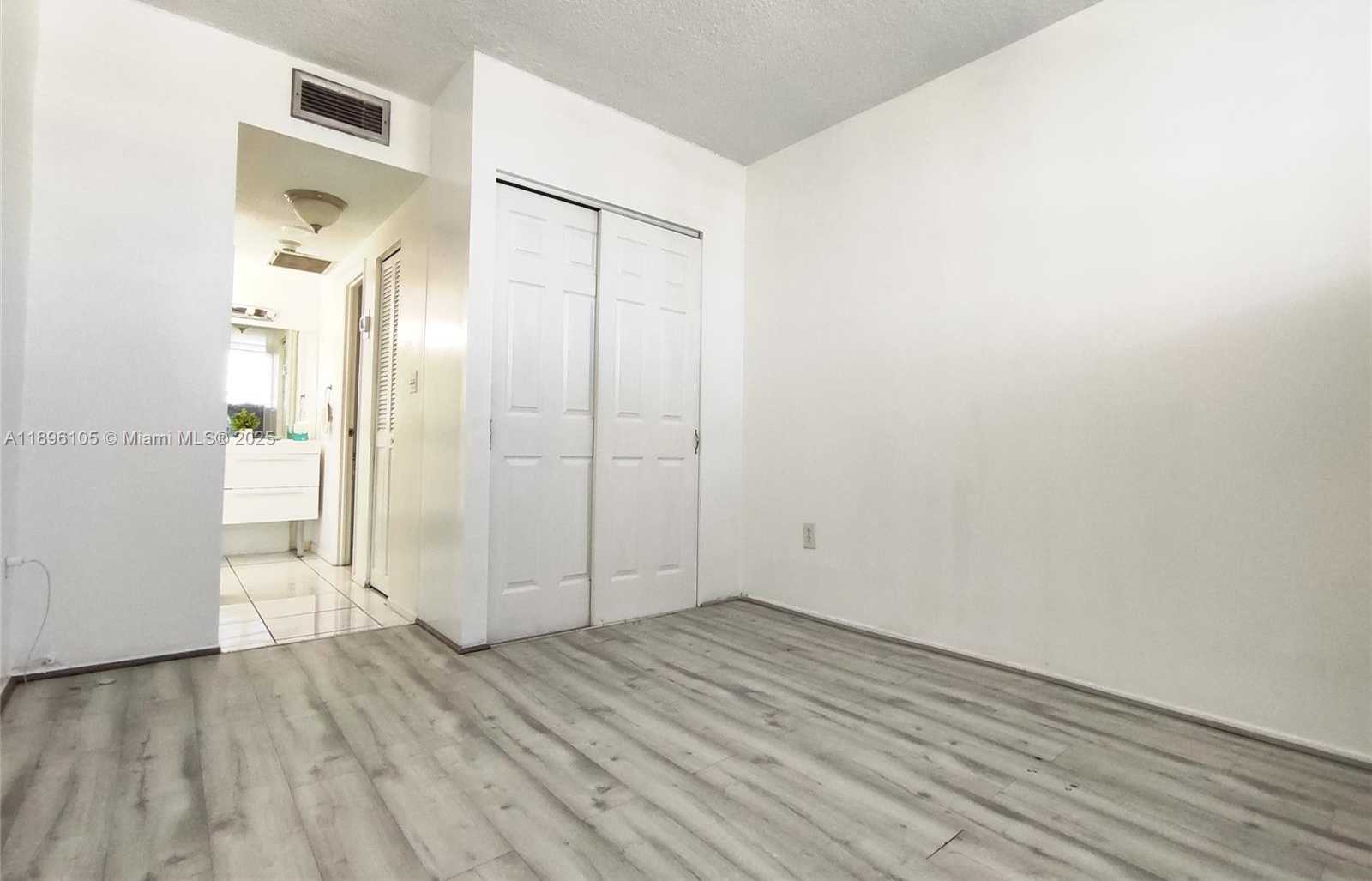 Small Image of 500 BAYVIEW DR #2127, Sunny Isles Beach Number 2