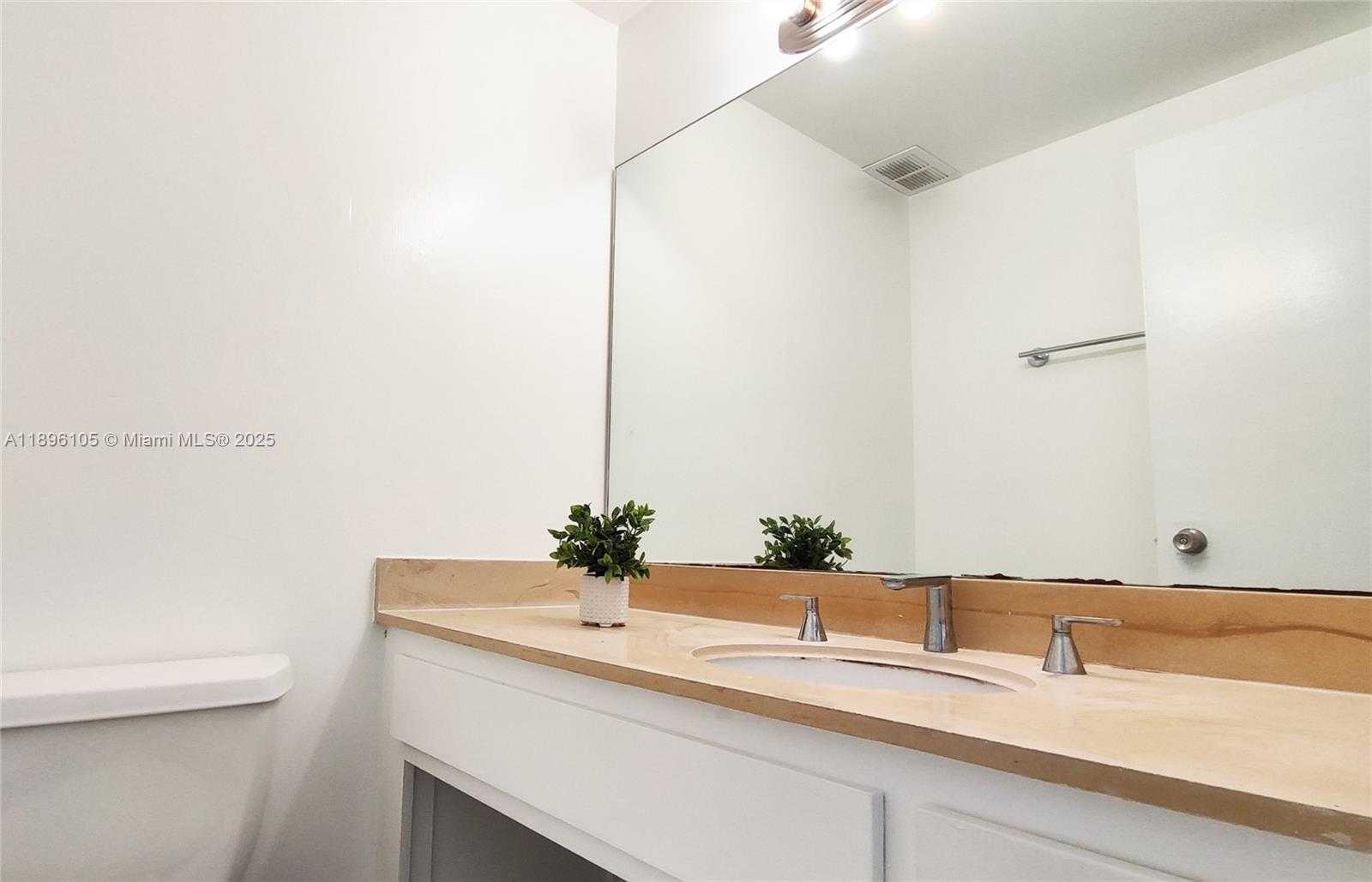Small Image of 500 BAYVIEW DR #2127, Sunny Isles Beach Number 3